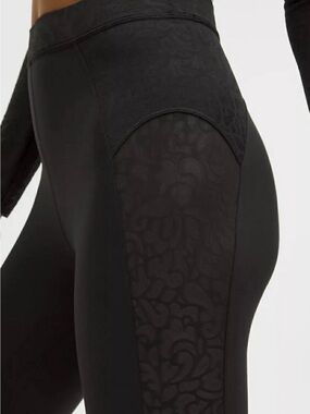 Lululemon Paisley Sheer Lace Jacquard Panelled High-Rise Tight 25". Black. Size0